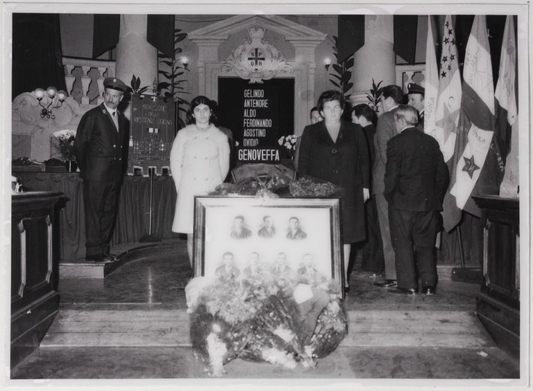 Gattatico-Reggio Emilia, 27-30 marzo 1970, Funerali di Alcide Cervi, camera ardente di Alcide nella Sala del Tricolore di Reggio Emilia, picchetto d'onore